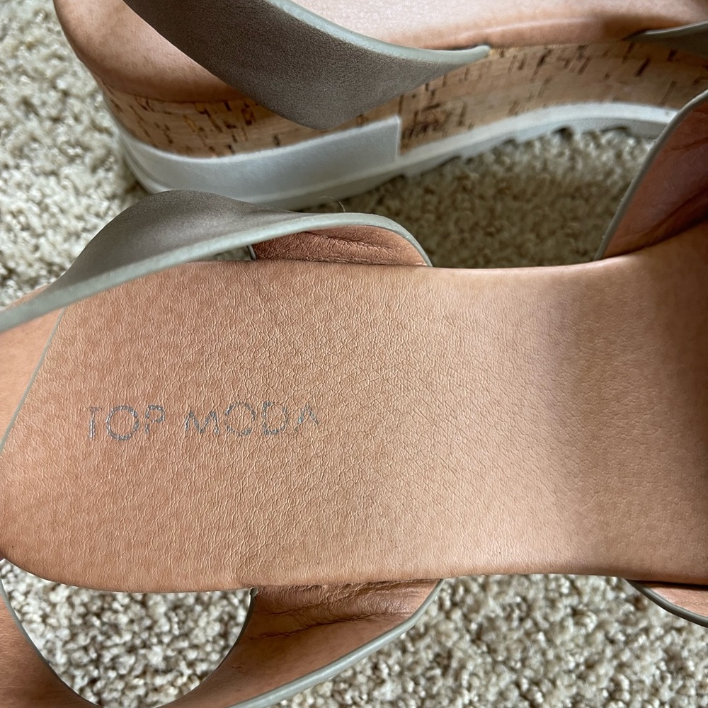 Women's Tan Platform Sandals - Picture 5 of 8
